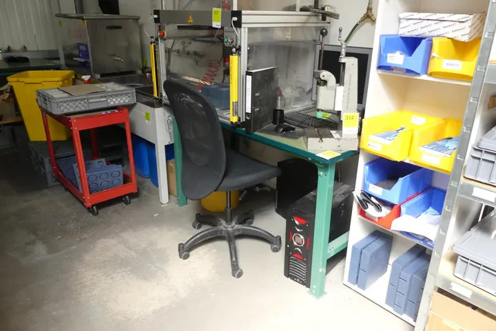 Tisch, mit Bürostuhl, ohne Inhalt Maße in cm ca. 150 x 75